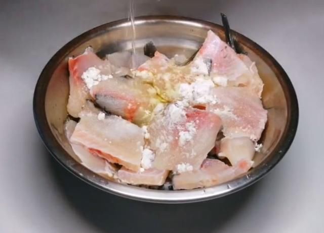 米粉切成段盛入碗中,然后加入适量料酒,食盐,鱼骨,鸡蛋清用手抓匀德阳淀粉卡图片