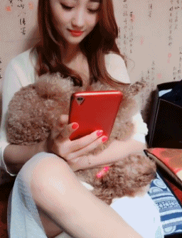 爆笑gif趣图:明知山有虎偏向虎山行,佩服这女司机的勇气