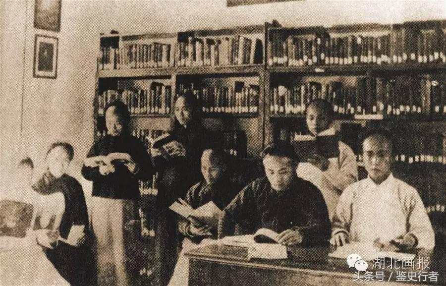 1920年,韦棣华带领沈祖荣和胡庆生依托文华公书林创办文华大学图书科.