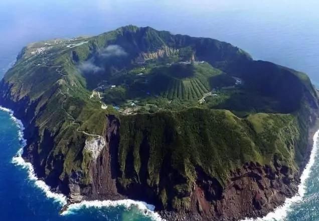 热带火山岛村 位于菲律宾海的热带火山岛村,被认定为c级活火山.