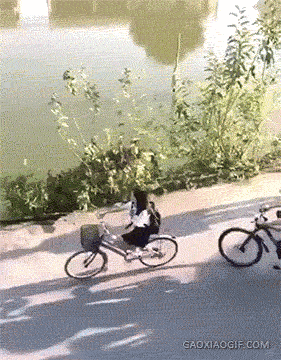 爆笑gif趣图:你拿什么去跟女生搭讪?