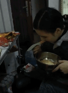 搞笑gif动图:天呢我怎么会这样?赶紧假装什么都没发生