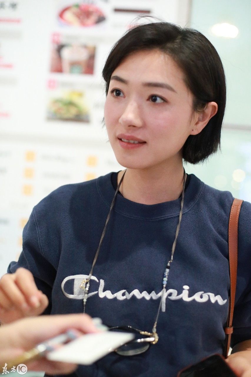 哇,万茜女神,戴眼镜卫衣素颜现身北京机场