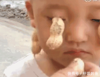 搞笑gif:小妹妹,让你不给我开门!看我不拍死你