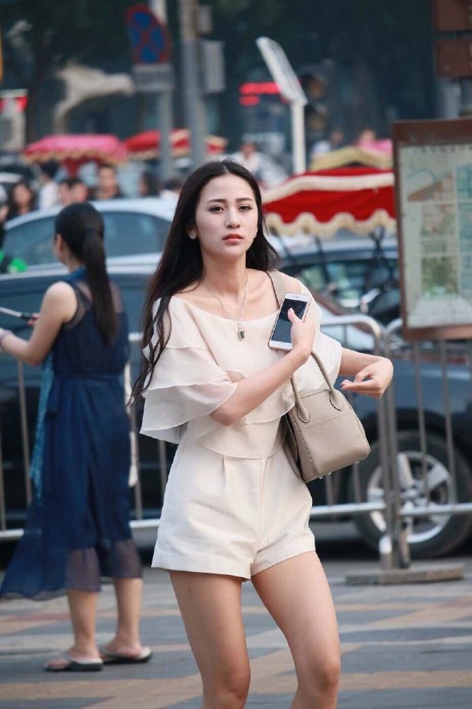 街拍简单清爽的美女,五官精致一身素装,简单的原来可以这么美