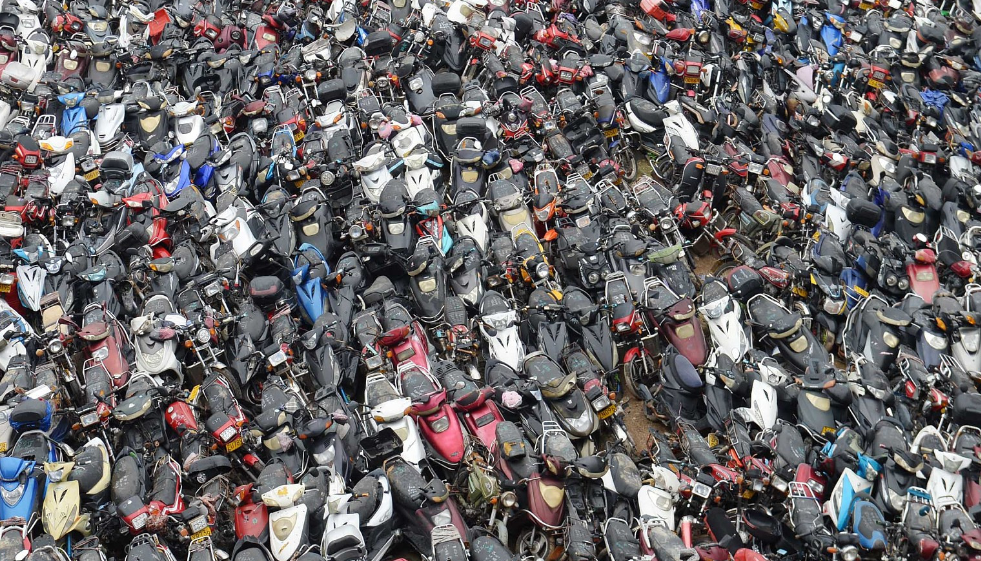 广州"摩托车坟场"6000辆摩托等待拆解