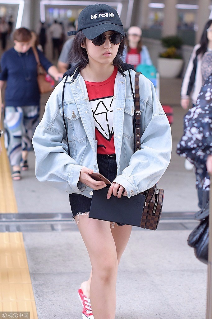 00后女星张子枫红t 短裤清爽干净有活力 可爱婴儿肥脸蛋抢镜