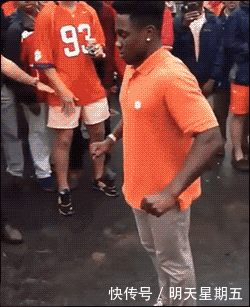 搞笑gif:看了半天没看明白,妹子你这衣服到底是什么结构