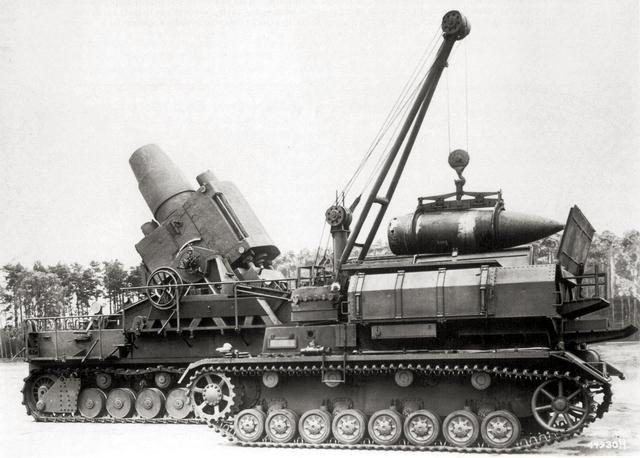 卡尔臼炮和装弹车.