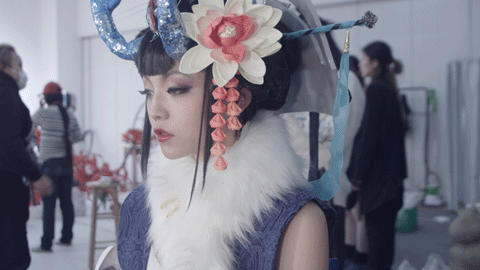 搞笑gif:虽然没有车,没有房,但是我骚啊