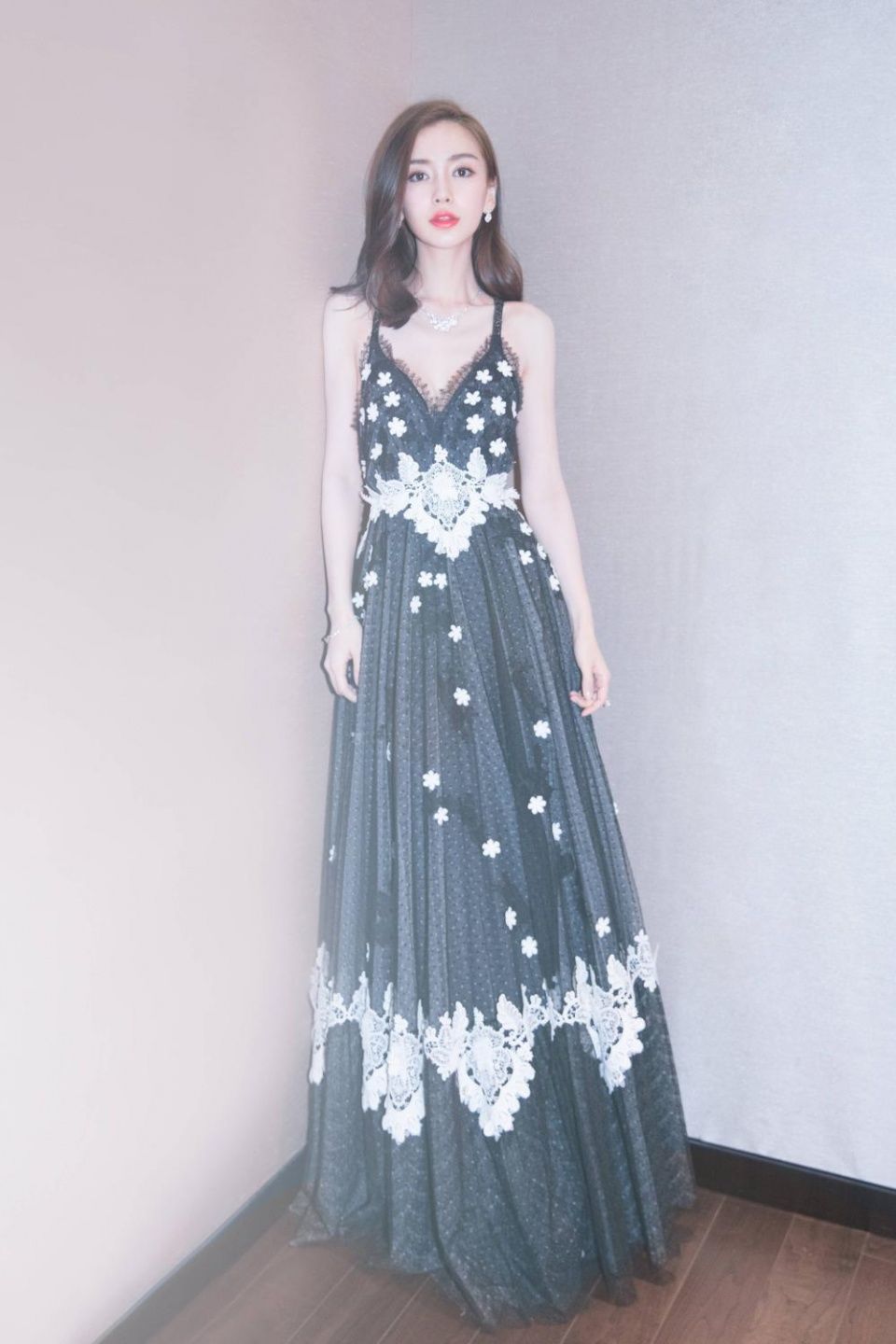 乔欣和刘亦菲一袭黄色礼服很优雅,而杨颖的裙子美吗?