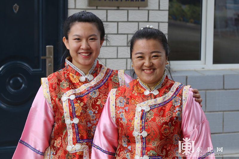 三家子满族学校特岗教师秦晓玉和武佳琦.东北网记者 王忠岩 摄