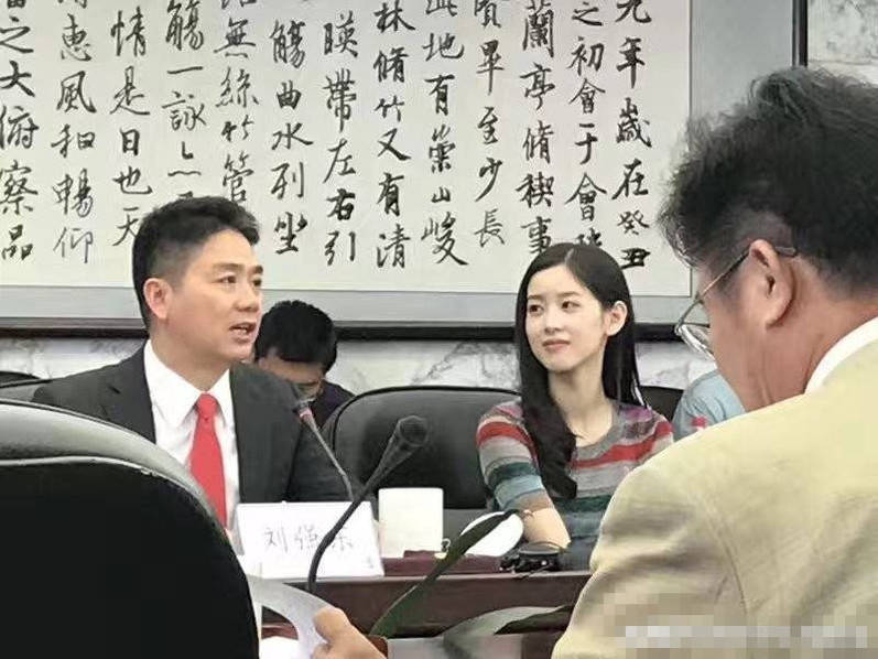 爱意满满!刘强东向母校捐3亿 奶茶妹妹相陪秀恩爱