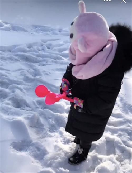 贾乃亮带甜信和李小璐回东北看雪,看馨爷傲娇的小表情,有么有?