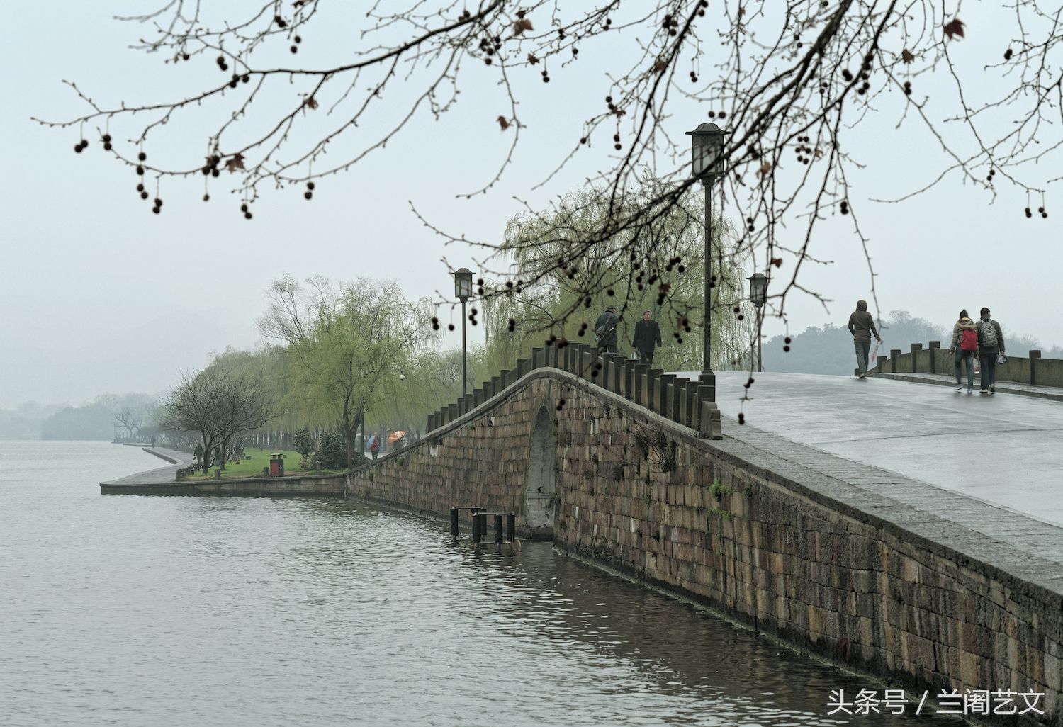 上世纪90年代初,一部《新白娘子传奇》热播全国,杭州西湖的白堤,断桥