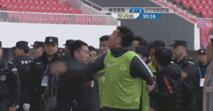 这场比赛进入到补时阶段时,裁判的判罚出现诸多争议,乃至于两队爆发