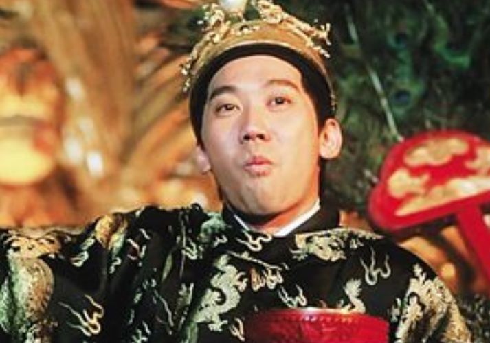 《大内密探零零发》里的皇帝,48岁不幸患癌饱受折磨,现成这样