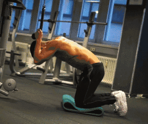 需要注意体会腹肌发力, 如果练习过程中体会不到腹部发力, 建议选择