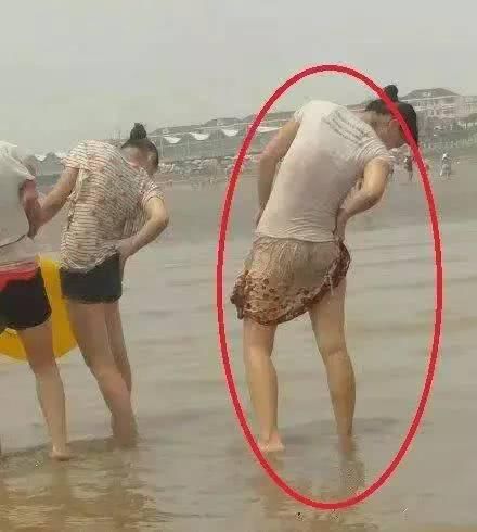 妹子游泳不穿泳衣,尴尬了吧!