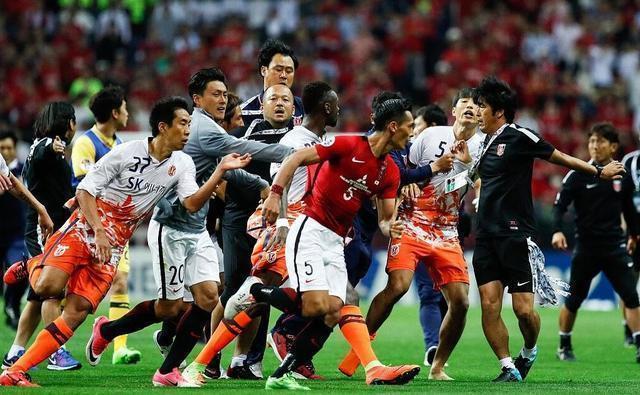 记者最新曝光引发热议，C罗很意外，球迷质疑：韩国足球就是个笑话