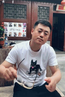 搞笑gif:高调的小姐姐打台球,看到结果我就放心了