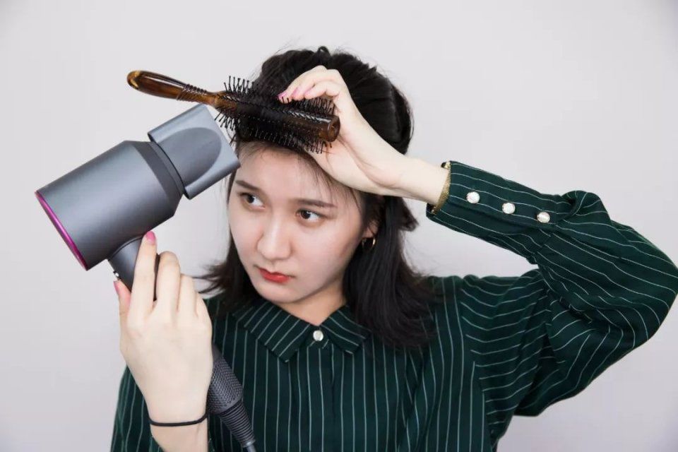 v发型丨三款发型a发型夏日,自己就轻松吹洗头出来当天烫发会对头发有伤害吗图片