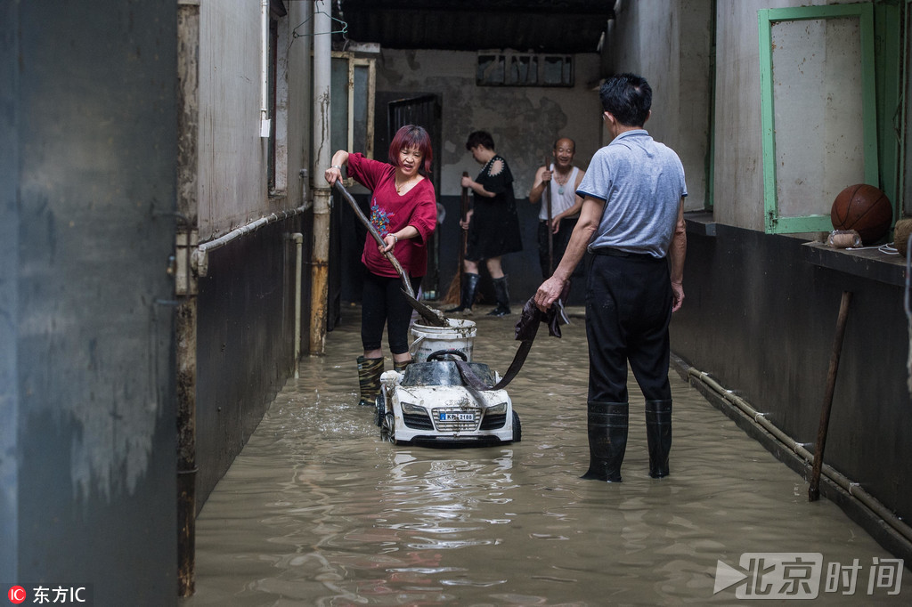 洪水后成都市民开展自救 拿玩具车运送淤泥苦中作乐