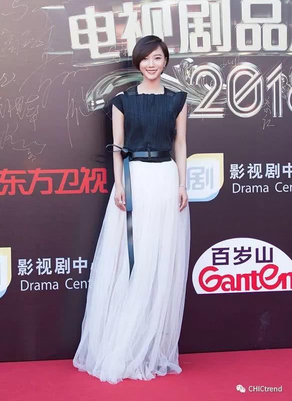 关晓彤秋美女配性感遭吐槽,先学下叠穿的正确纱裙热白丝舞衣裤图片