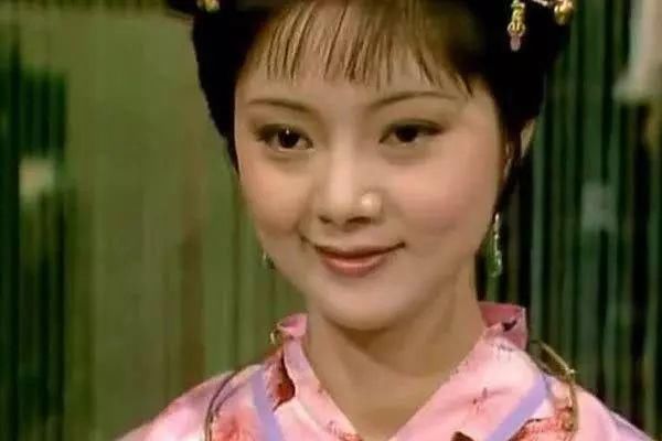 薛姨妈说薛宝琴没福,那是以家庭方面出发的,薛宝琴的父亲前年没了