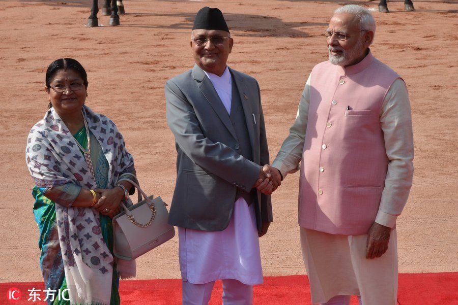 印总理莫迪迎接到访的尼泊尔总理奥利 着粉嫩小马甲满满春天气息
