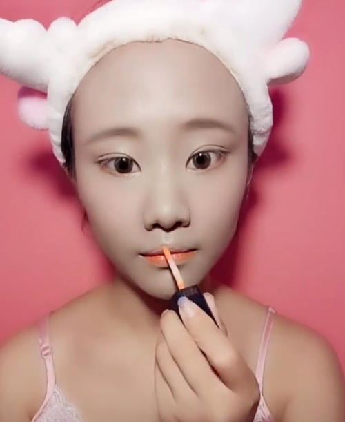 妹子秀出化妆美白技术,小黑人变小白人,网友:这用的是