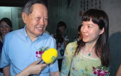 他的妻子翁帆出生于1976年,到如今也才41岁