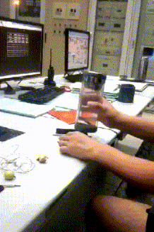 小哥家里有矿啊,用杯子砸核桃