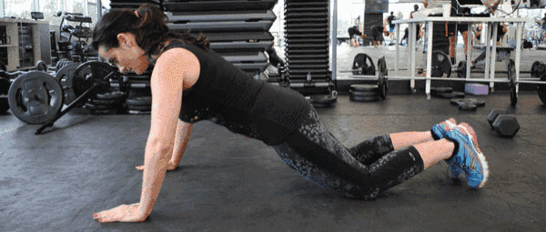 推起过程:向上推起时呼气,手臂向前臂外侧旋转发力,夹起胸部,慢慢推