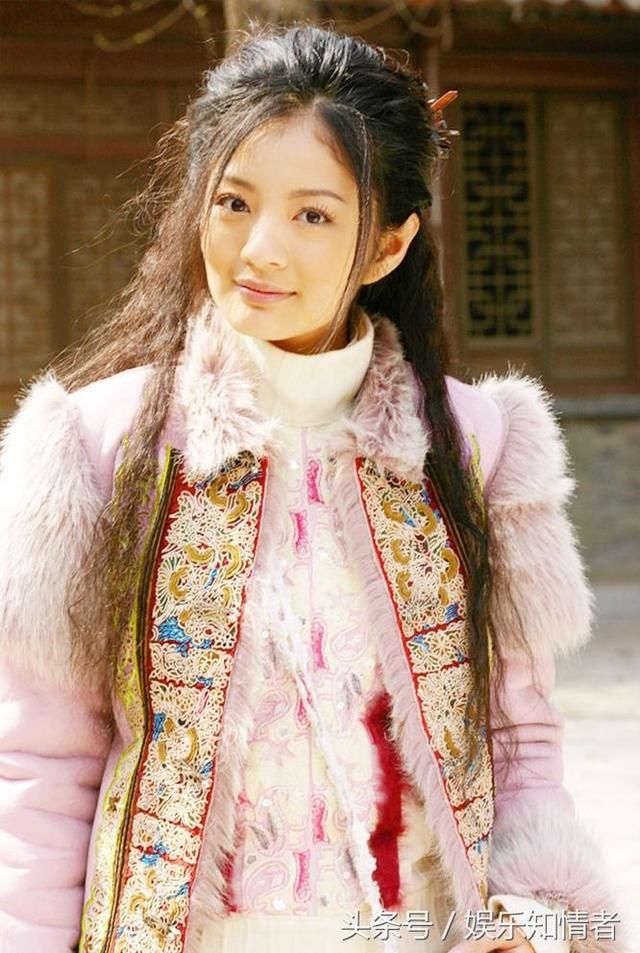 5《雪山飞狐》饰【苗若兰,虽然造型很雷人,但是颜值却很高,依然