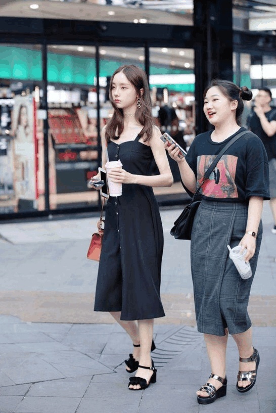 街拍:美女上衣牛仔故事白色吊带热裤,美腿又白尿绑架美女封嘴白色憋图片