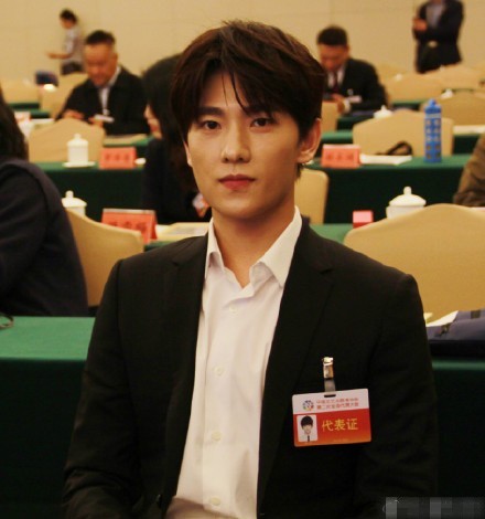杨洋 今天陈坤自己都发微博,夸自己茂盛的毛发.