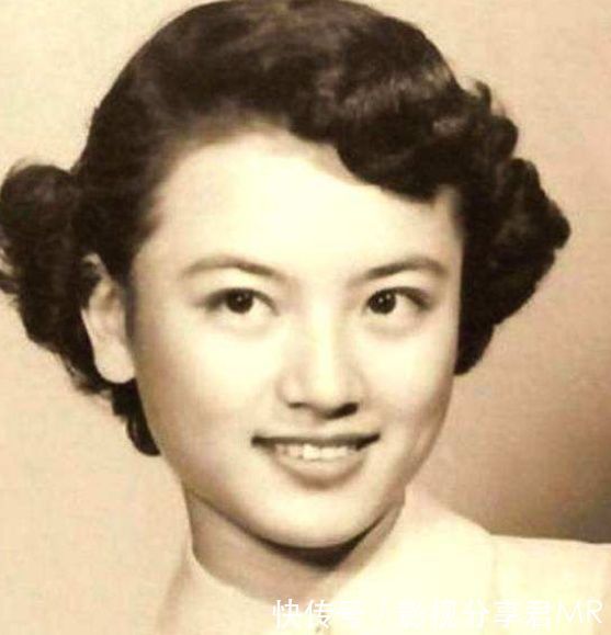 当时烫发绝对是一种时髦,这位女子开朗的笑容更是让人欢喜,放在现在也