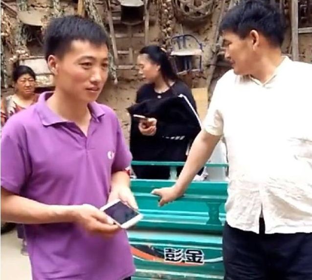 他是大衣哥的小跟班,和大衣哥叔侄相称,如今变身成为网红