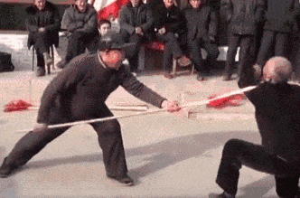 搞笑gif动图:当耍花枪的老大爷遭遇五毛特效