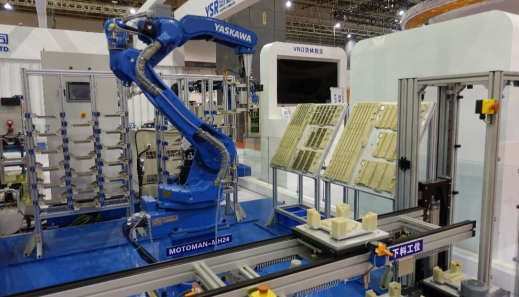 安川首钢自行开发的定制化机器人自动生产线,系统中的8台机器人配备了激光传感器、视觉定位系统、nLight激光器等技术手段和装备,按照订单情况自动执行产品进行配料、检测、零件拼接等所有流程,整个系统由统一物流输送线连接,有条不紊,运转顺畅,全程自动化完成客户指令,生产的产品精致美观,具有基本的工业4.0概念要素。