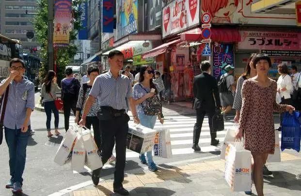 中国人去日本就爱干这事,日本人挣着钱还说看不上,直言没素质?