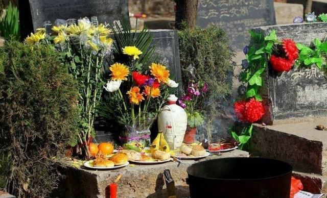 科学解释:野外山路崎岖,上坟时焚香烧纸烟尘多,放鞭炮等等,都会对