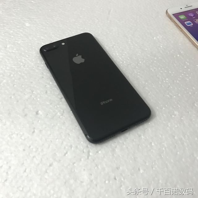 苹果iphone 8plus黑跟金色实拍a11处理器3g运存你是否