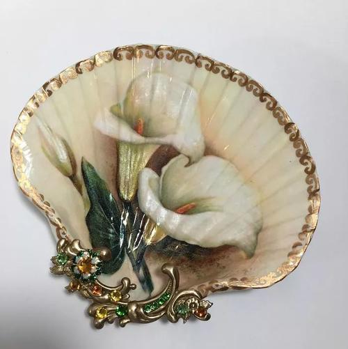 美国女孩在贝壳里作画,精致的「 珠宝盘 」宛如百年沉船里出现的宝藏