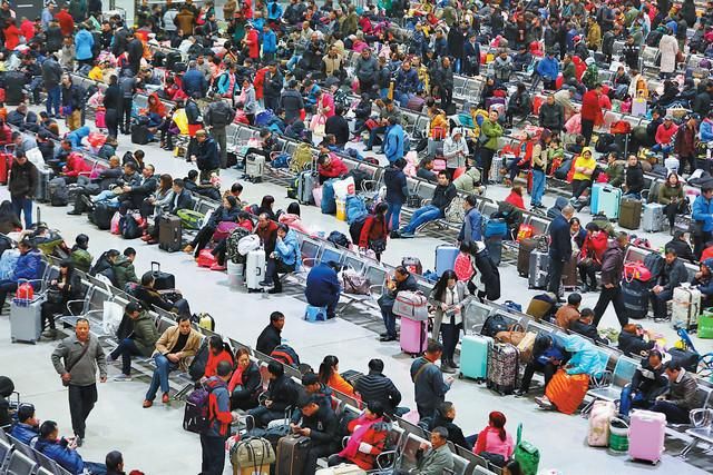 小伙伴们来看看春运首日,深圳各火车站人山人海的景象