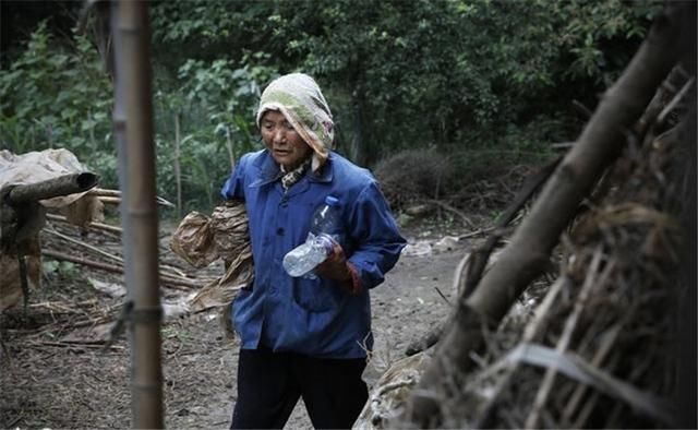 农村婆婆到城市伺候我坐月子 我和老公闲聊时她冲进来 我流泪了