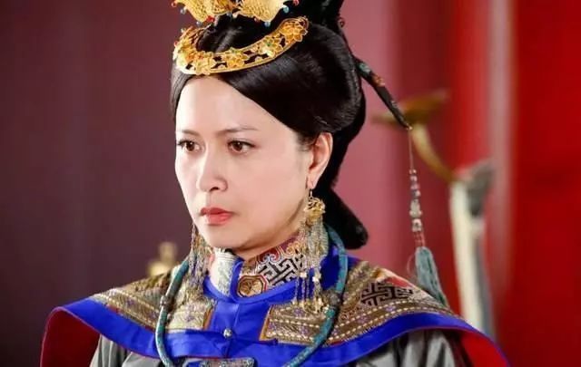 例如孝昭仁皇后去世后,康熙将她妹妹提拔为温僖皇贵妃;又例如,康熙对