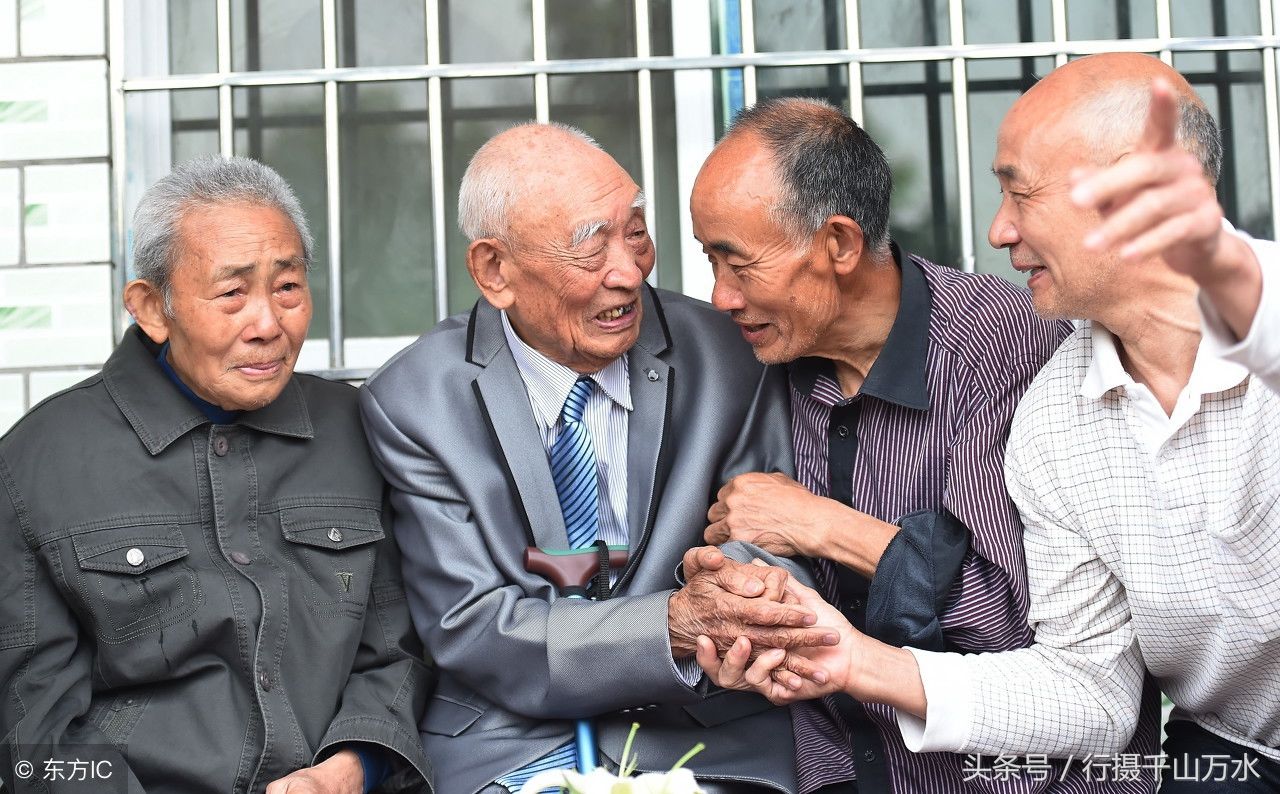 离家77年的抗战老兵回家,父母已经天人永隔,跪在父母坟前痛哭