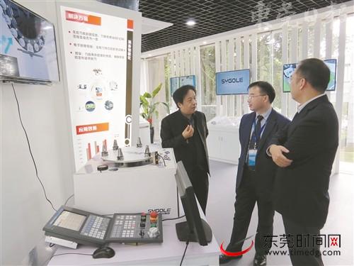 思谷智能总经理王瑜辉向客户介绍公司产品 受访单位供图